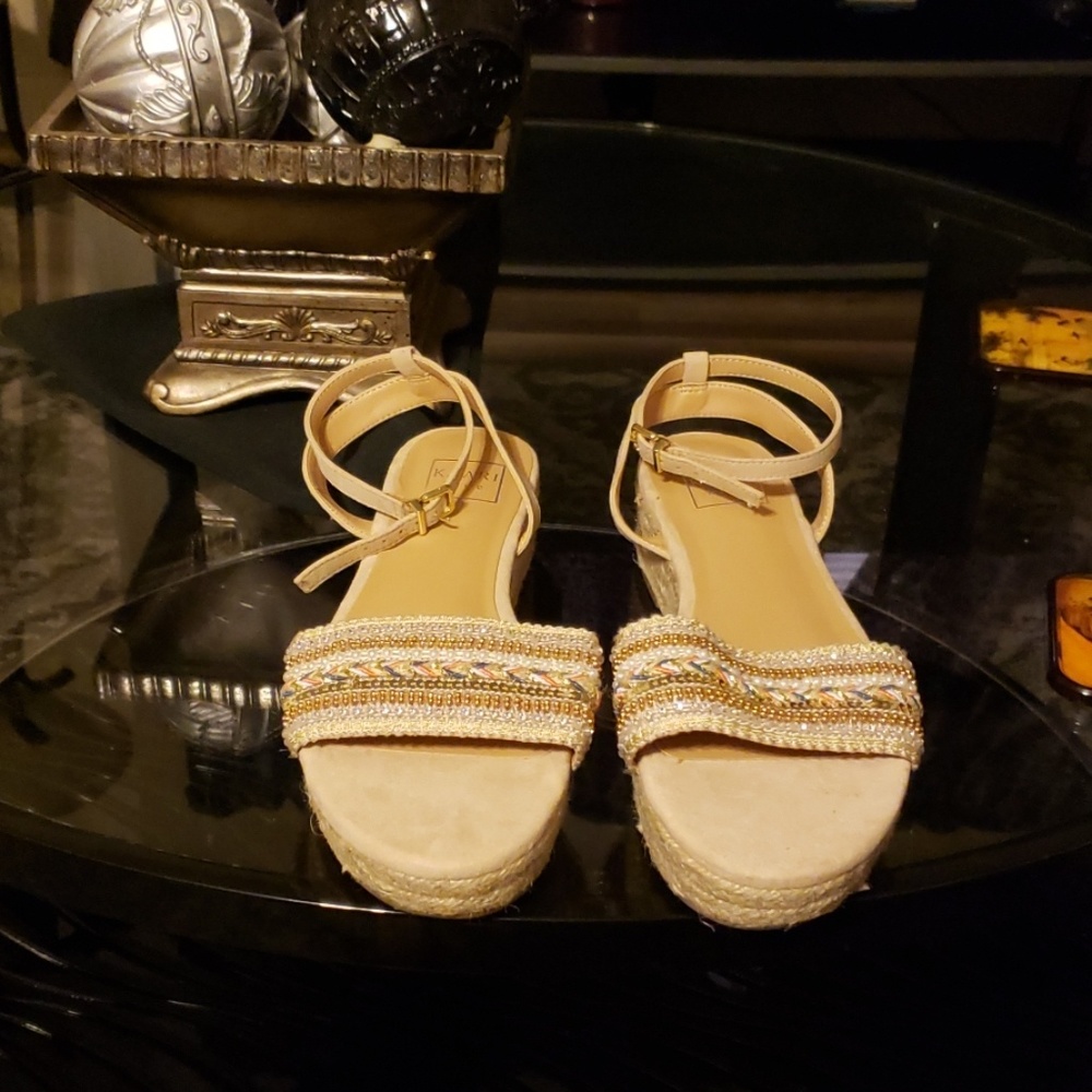 Ladies  sandals.